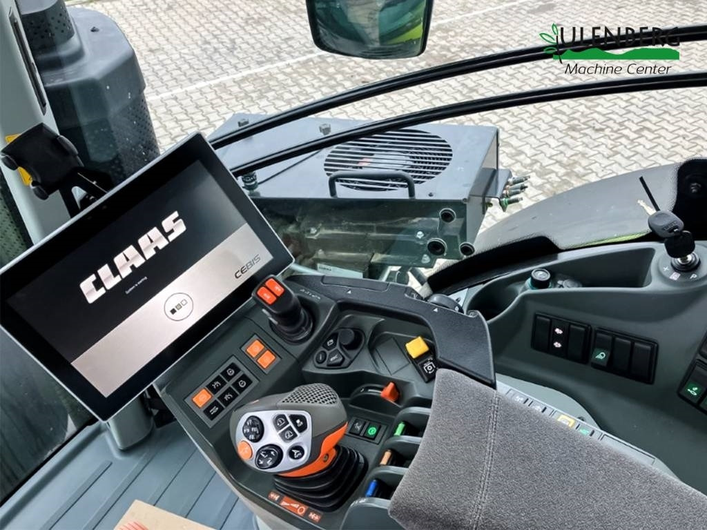 Farm tractor Claas Axion 960