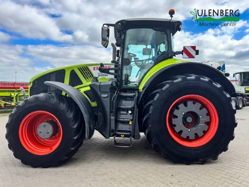 Farm tractor Claas Axion 960
