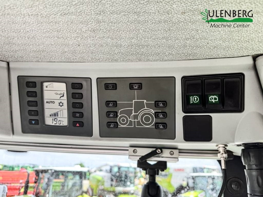 Farm tractor Claas Axion 960