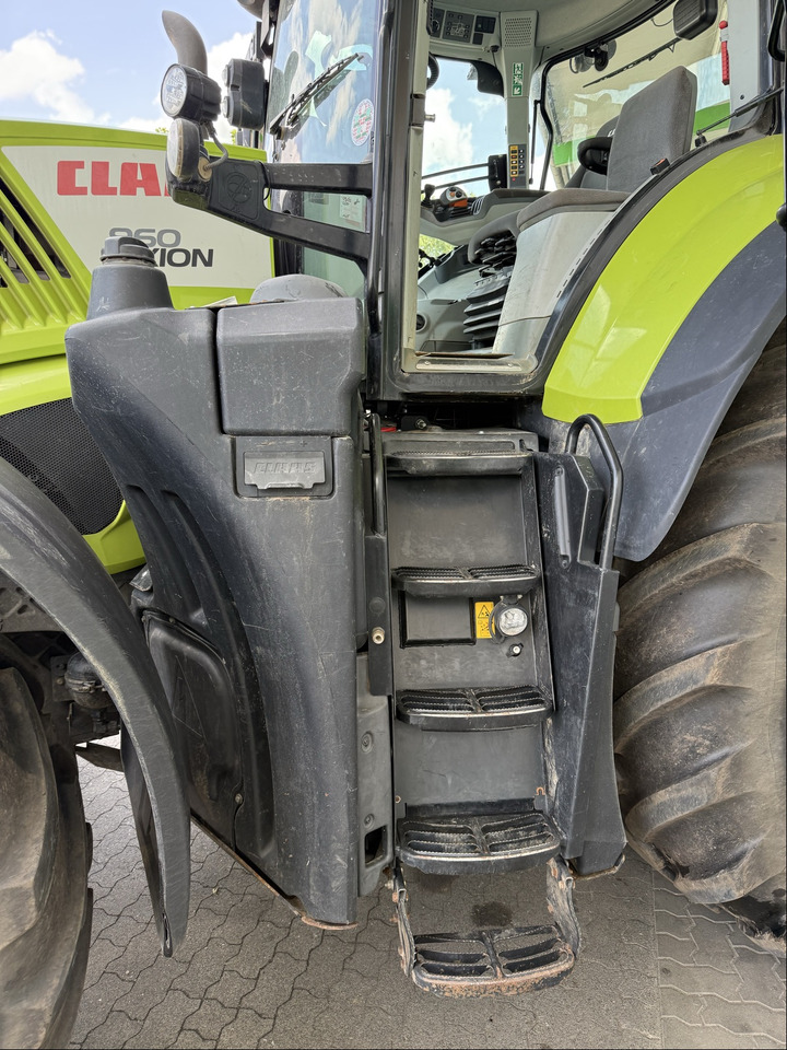 Farm tractor Claas Axion 960