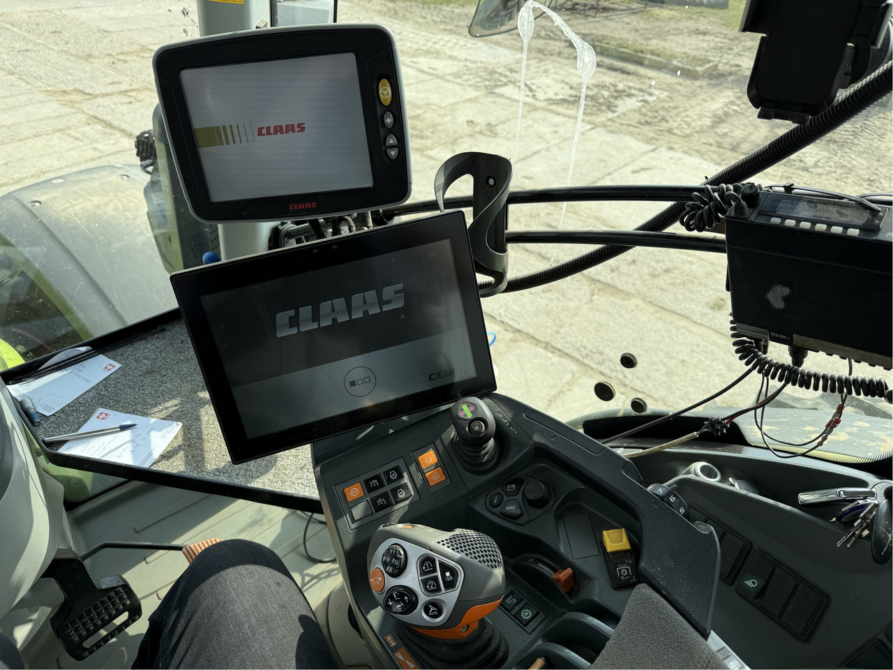 Farm tractor Claas Axion 960 C-Matic CEBIS