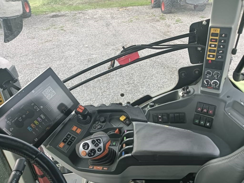 Farm tractor Claas Axion 960 cmatic