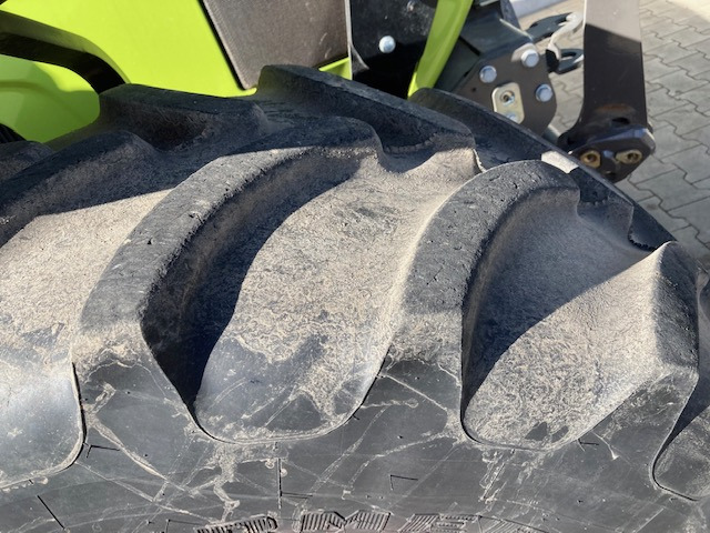 Farm tractor Claas Axos 310