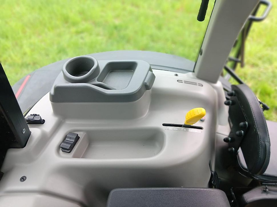 Farm tractor Claas CLAAS AXOS 240 Traktor Schlepper Frontlader - Konsolen Klima