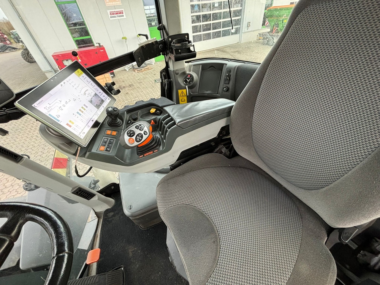 Farm tractor Claas Xerion 4200 Trac