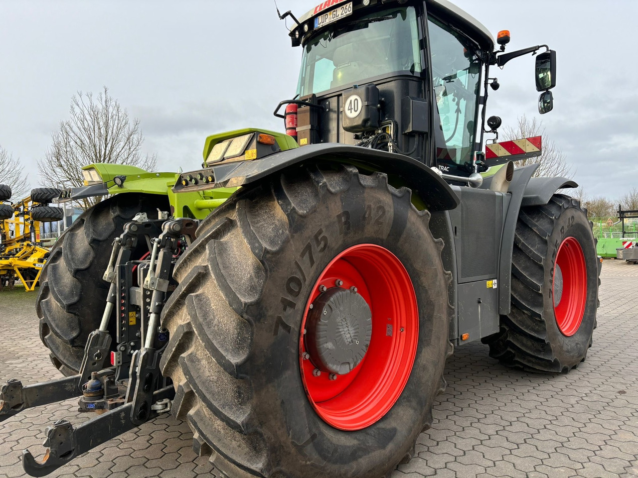 Farm tractor Claas Xerion 4200 Trac