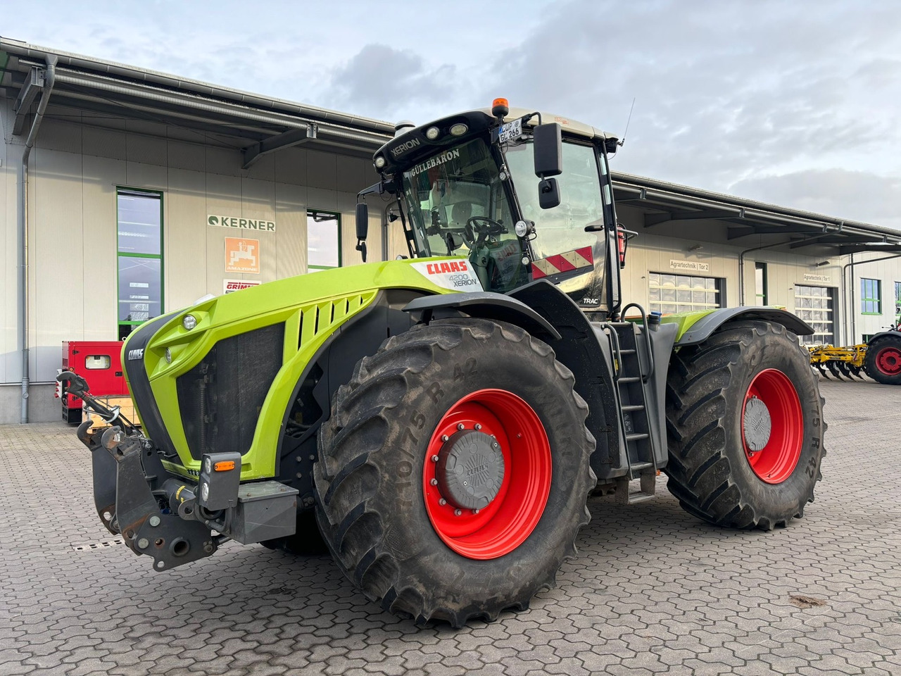Farm tractor Claas Xerion 4200 Trac