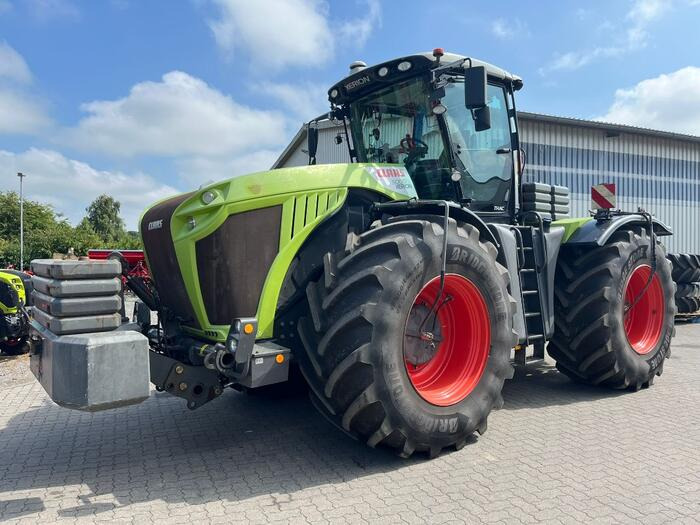 Farm tractor Claas Xerion 5000 Trac
