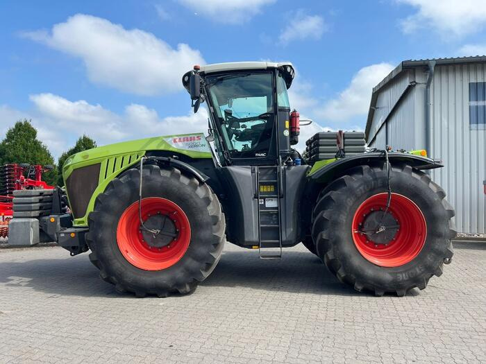 Farm tractor Claas Xerion 5000 Trac