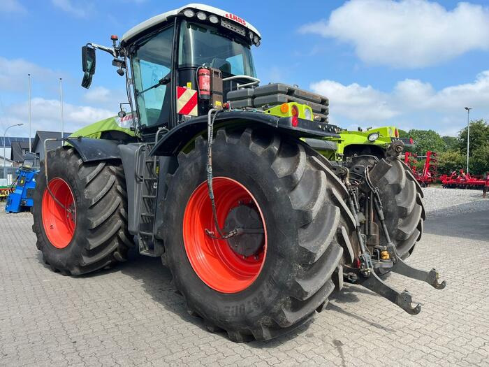 Farm tractor Claas Xerion 5000 Trac
