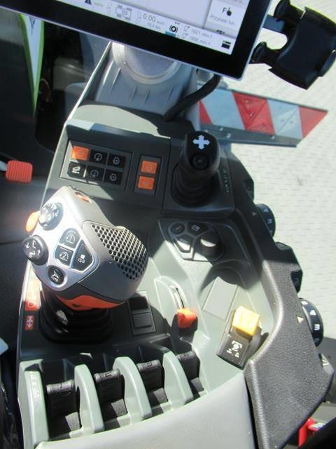 Farm tractor Claas Xerion 5000 Trac