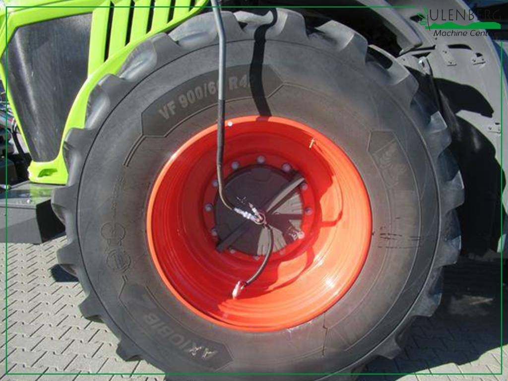 Farm tractor Claas Xerion 5000 Trac