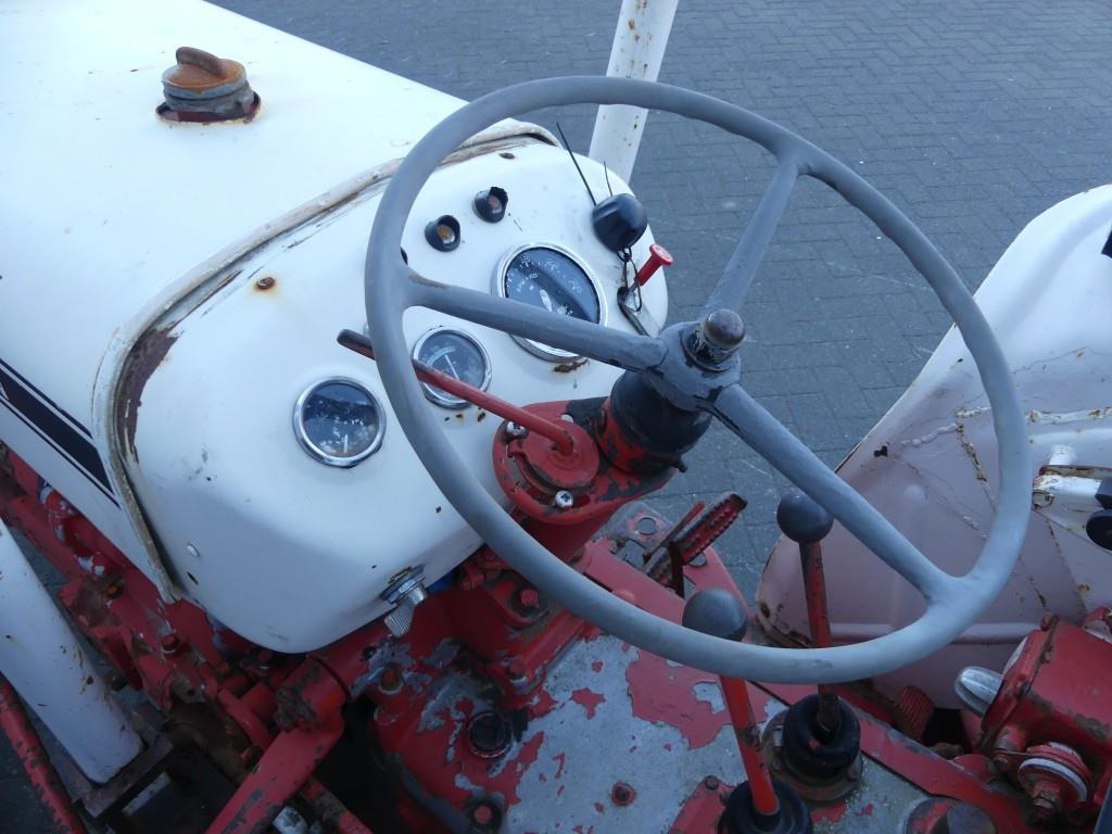 Farm tractor David Brown 885