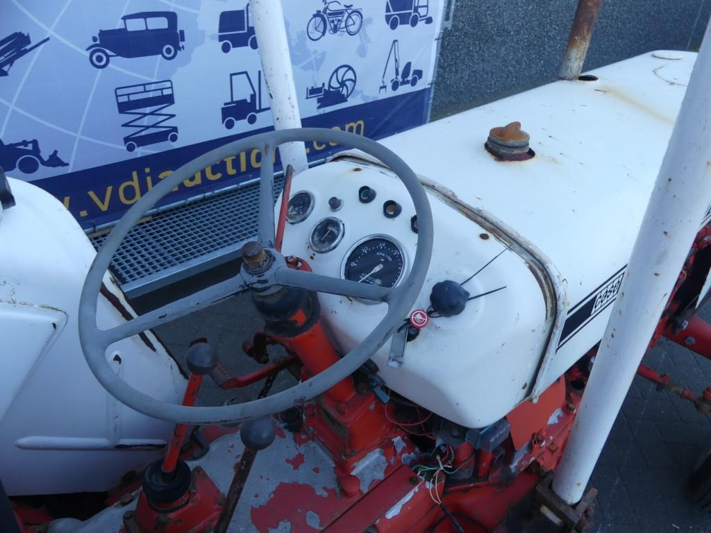 Farm tractor David Brown 885