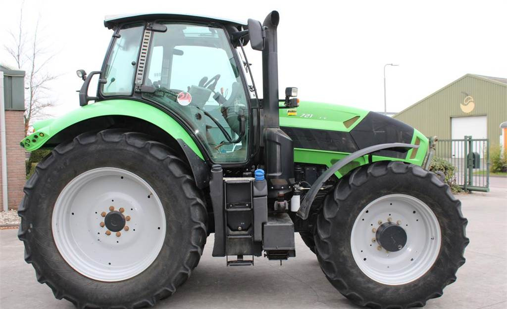 Farm tractor Deutz-Fahr 7210 TTV