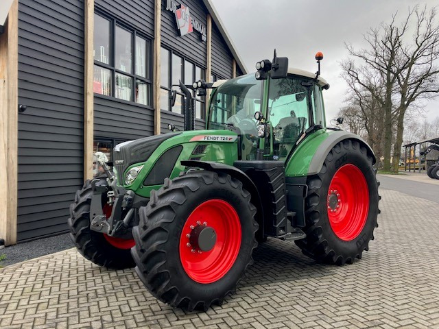 Farm tractor FENDT 724 profi plus