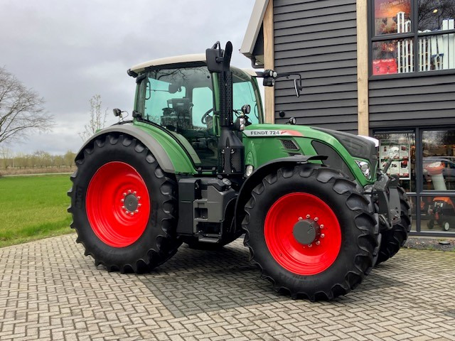 Farm tractor FENDT 724 profi plus