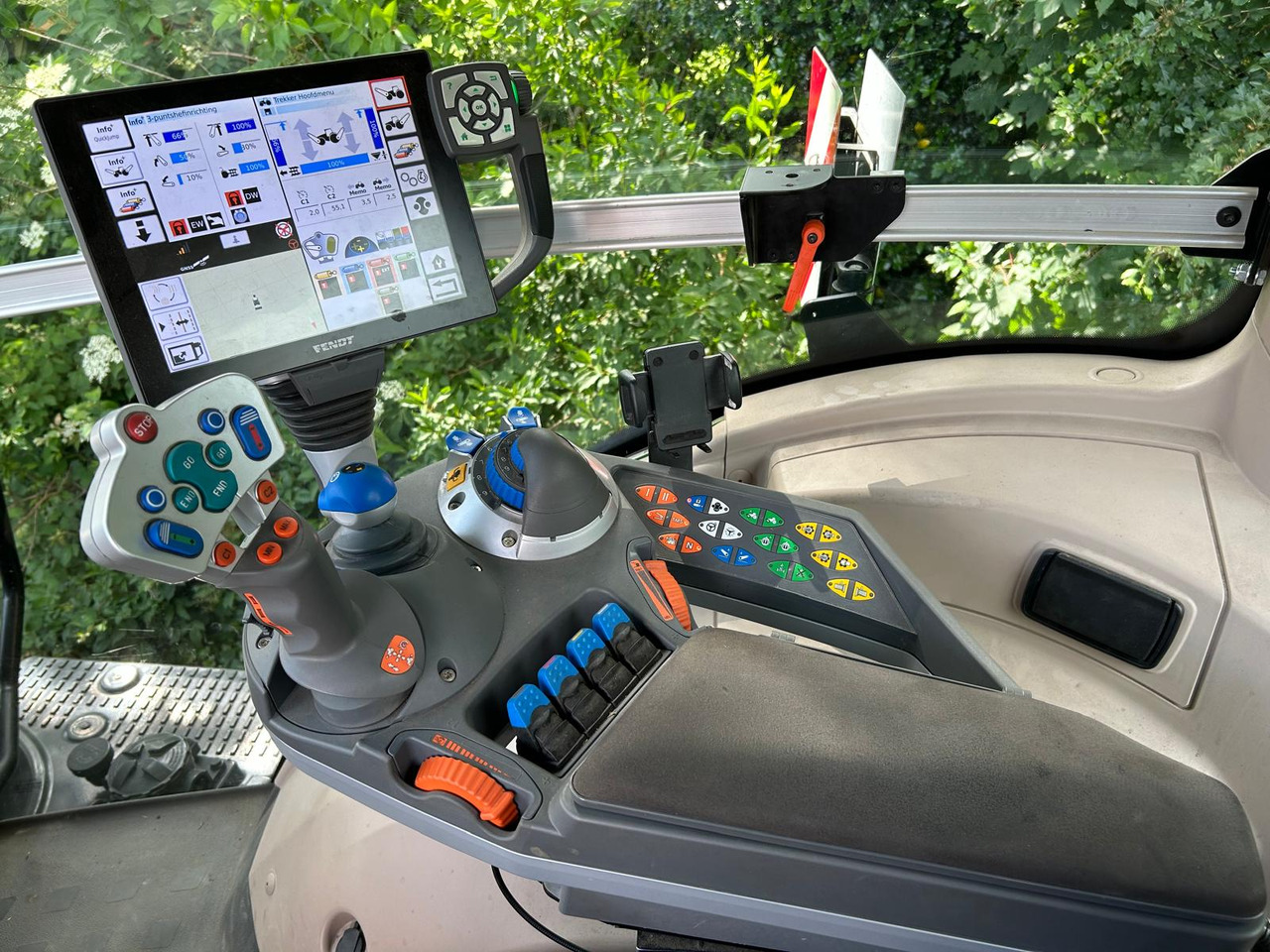 Farm tractor FENDT 828 Vario S4 ProfiPlus