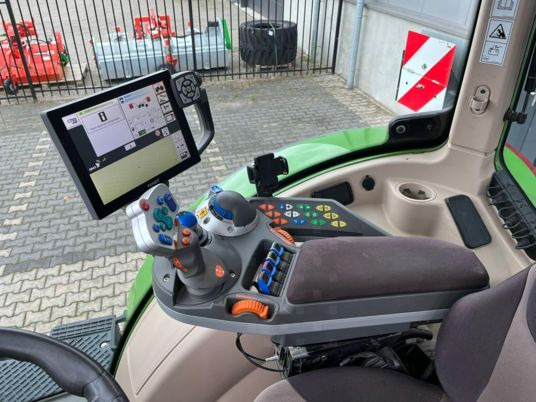 Farm tractor Fendt 720 S4 PROFI PLUS