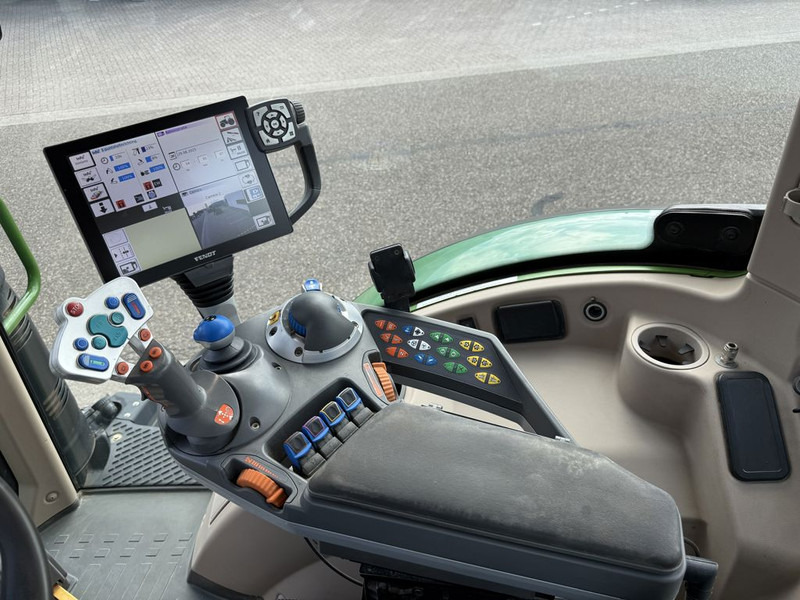 Farm tractor Fendt 724 Vario S4 Profiplus