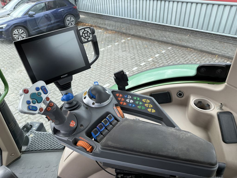 Farm tractor Fendt 724 Vario S4 Profiplus