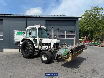 Farm tractor  Ford 6610 met rolbezem