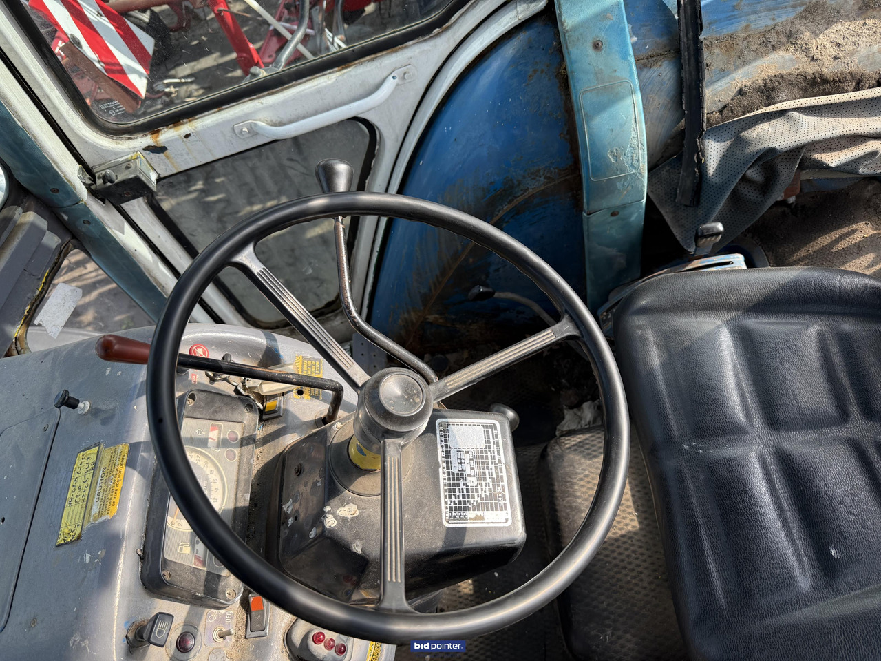 Farm tractor Ford 6610 met rolbezem