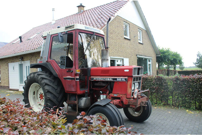 Farm tractor International 585 XL
