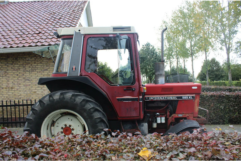 Farm tractor International 585 XL