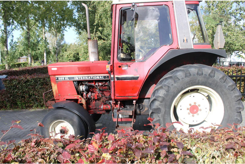 Farm tractor International 585 XL