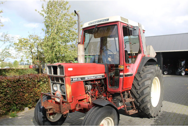 Farm tractor International 585 XL