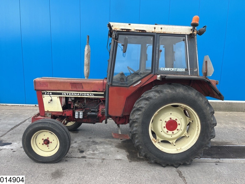 Farm tractor International 744 54 kW 72 HP, Manual