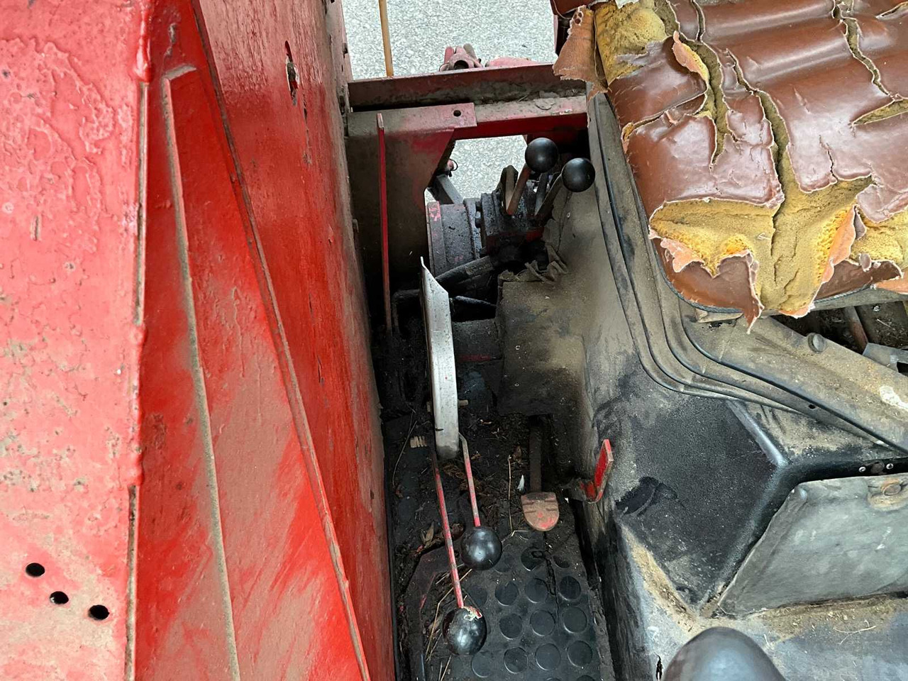 Farm tractor International 844AS