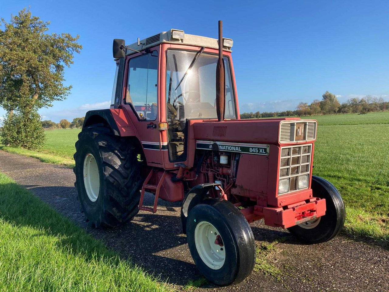 Farm tractor International 845XL