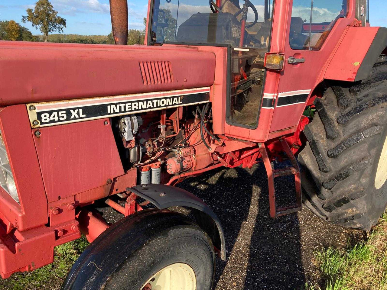 Farm tractor International 845XL