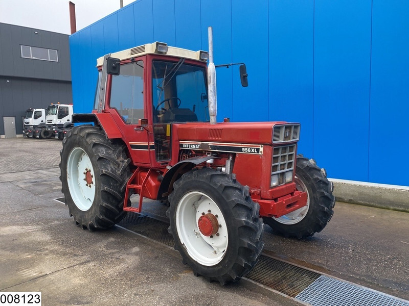 Farm tractor International 956XL 4x4