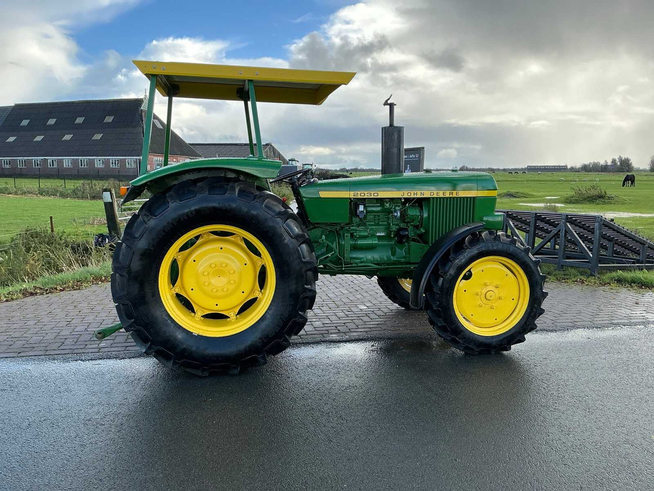Farm tractor John Deere 2030S