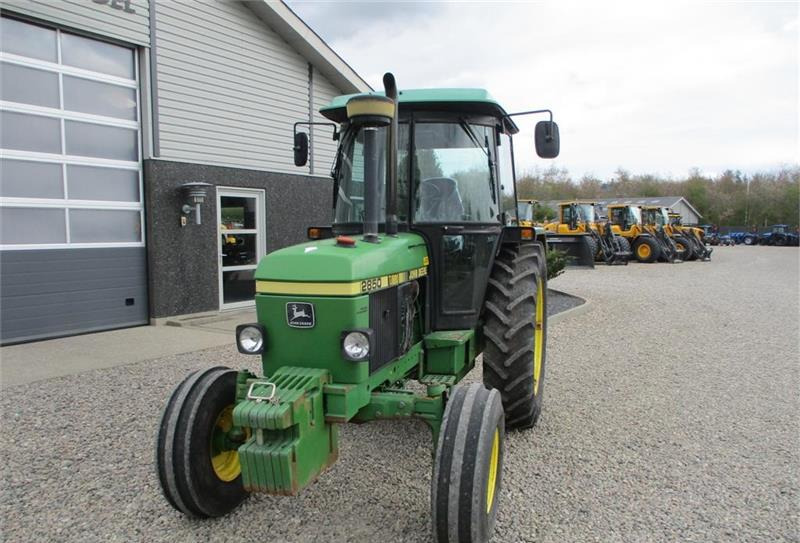 Farm tractor John Deere 2850 Med nye dæk og nyt sæde