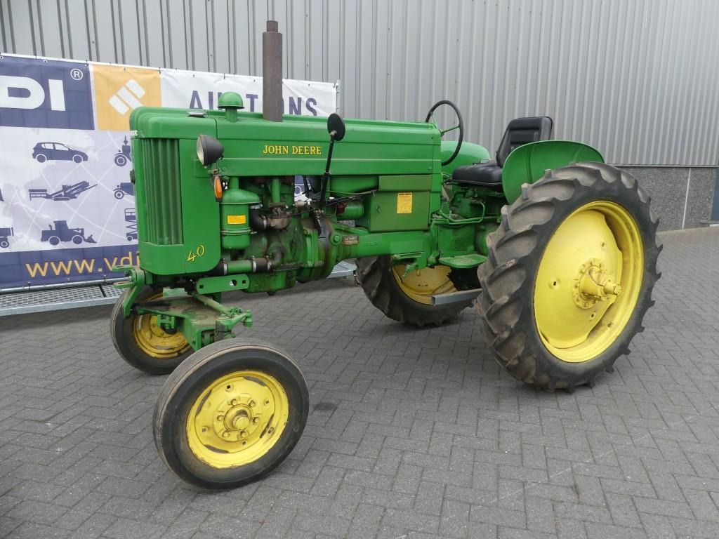 Farm tractor John-Deere 40