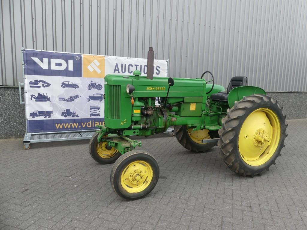 Farm tractor John-Deere 40