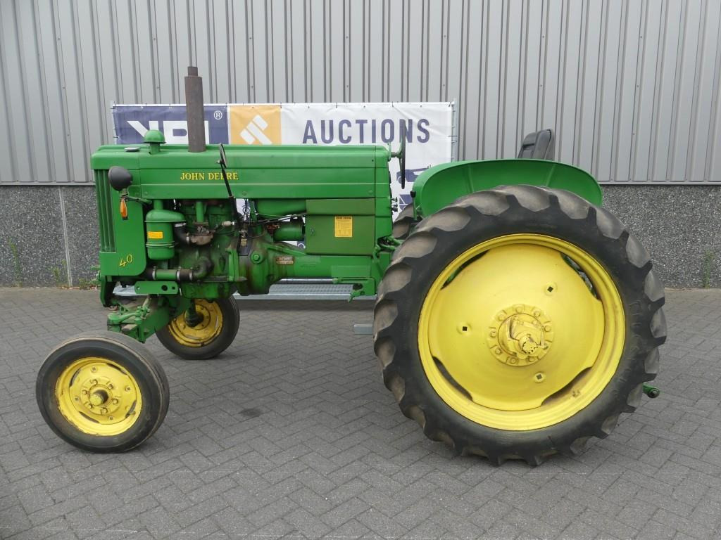 Farm tractor John-Deere 40