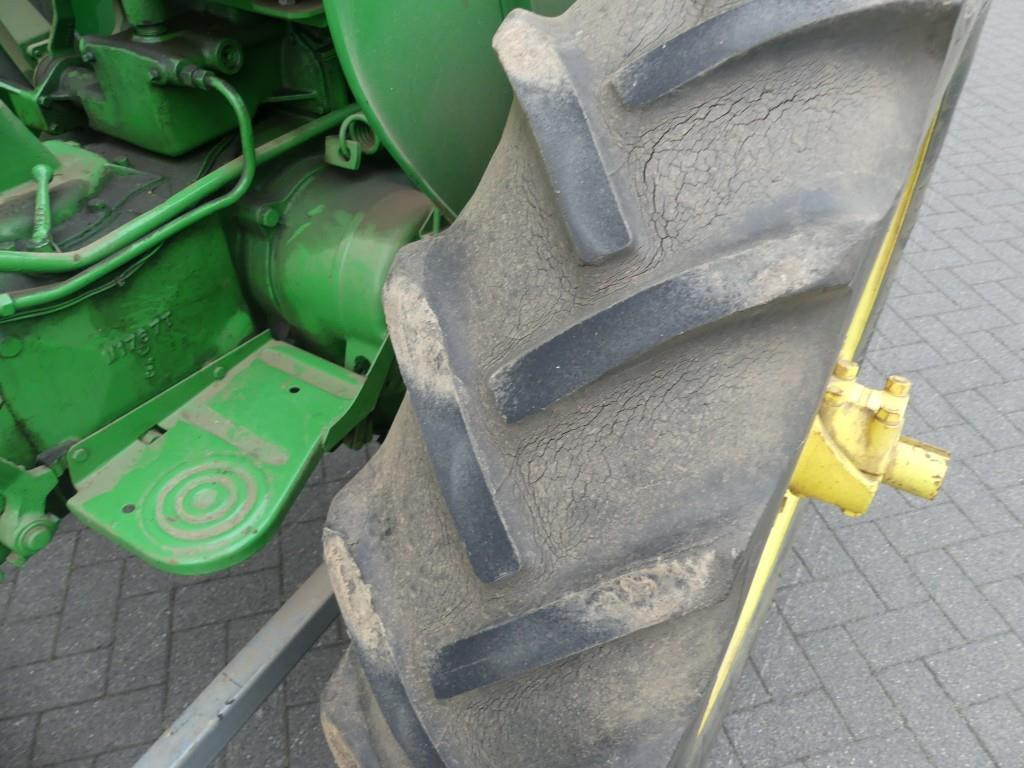 Farm tractor John-Deere 40