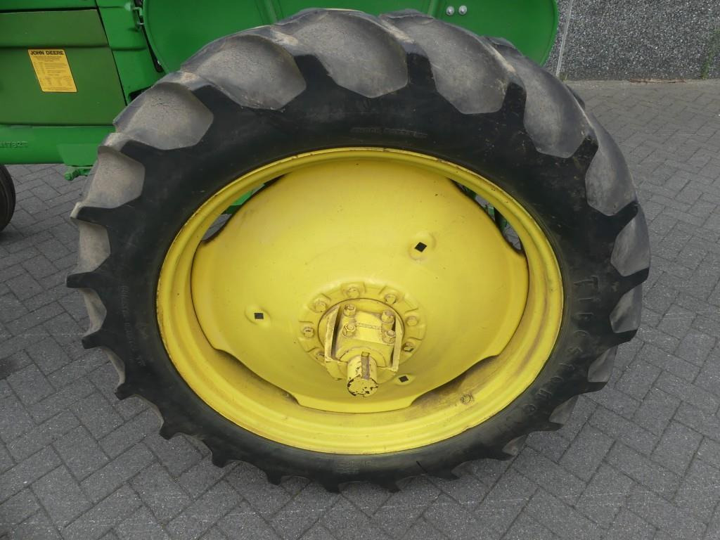 Farm tractor John-Deere 40