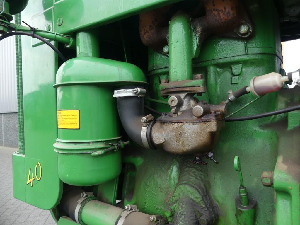 Farm tractor John-Deere 40