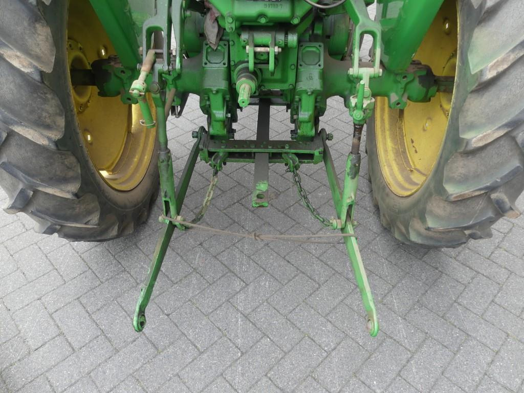 Farm tractor John-Deere 40
