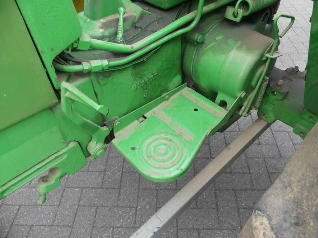 Farm tractor John-Deere 40