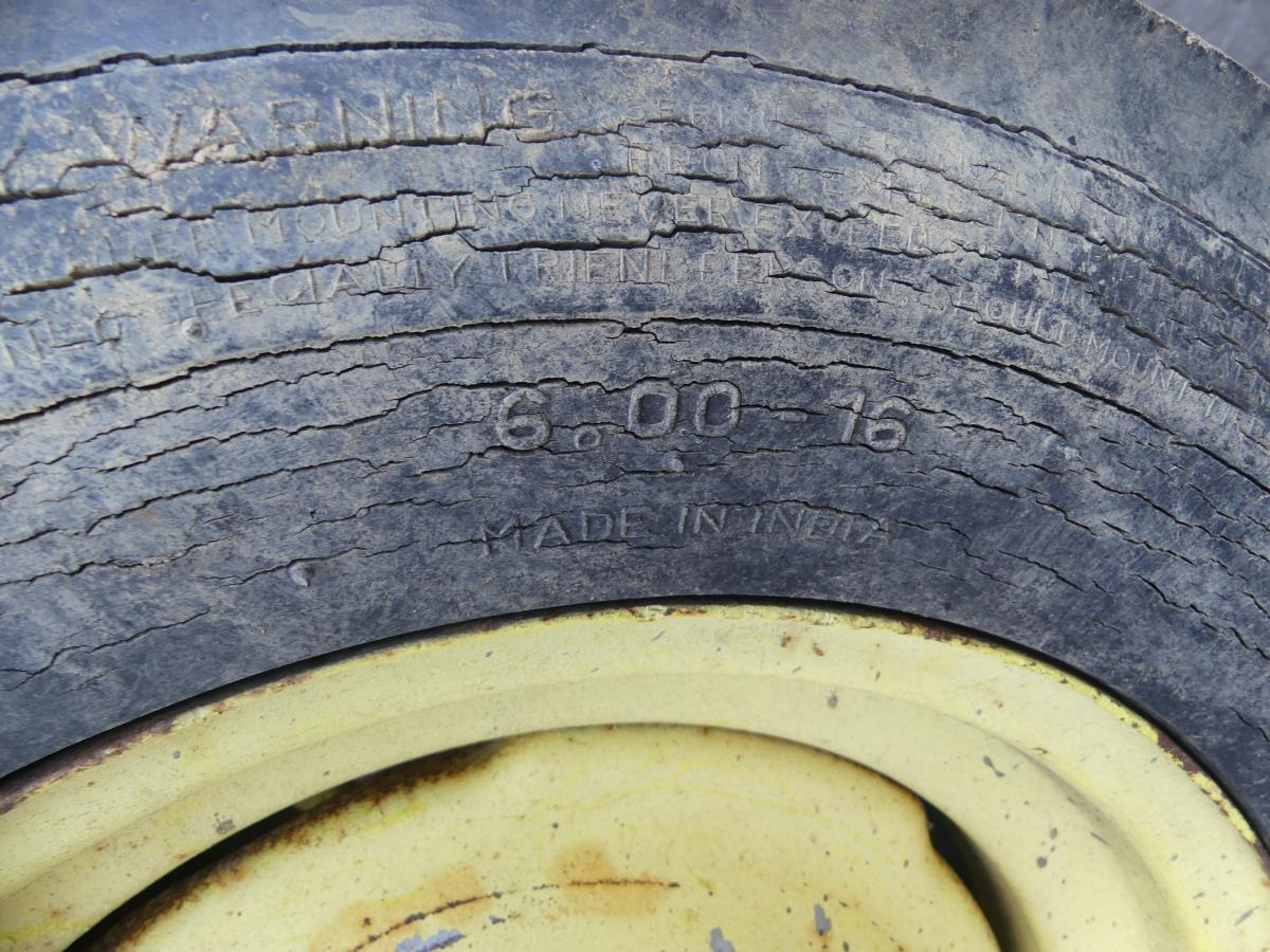 Farm tractor John-Deere 60