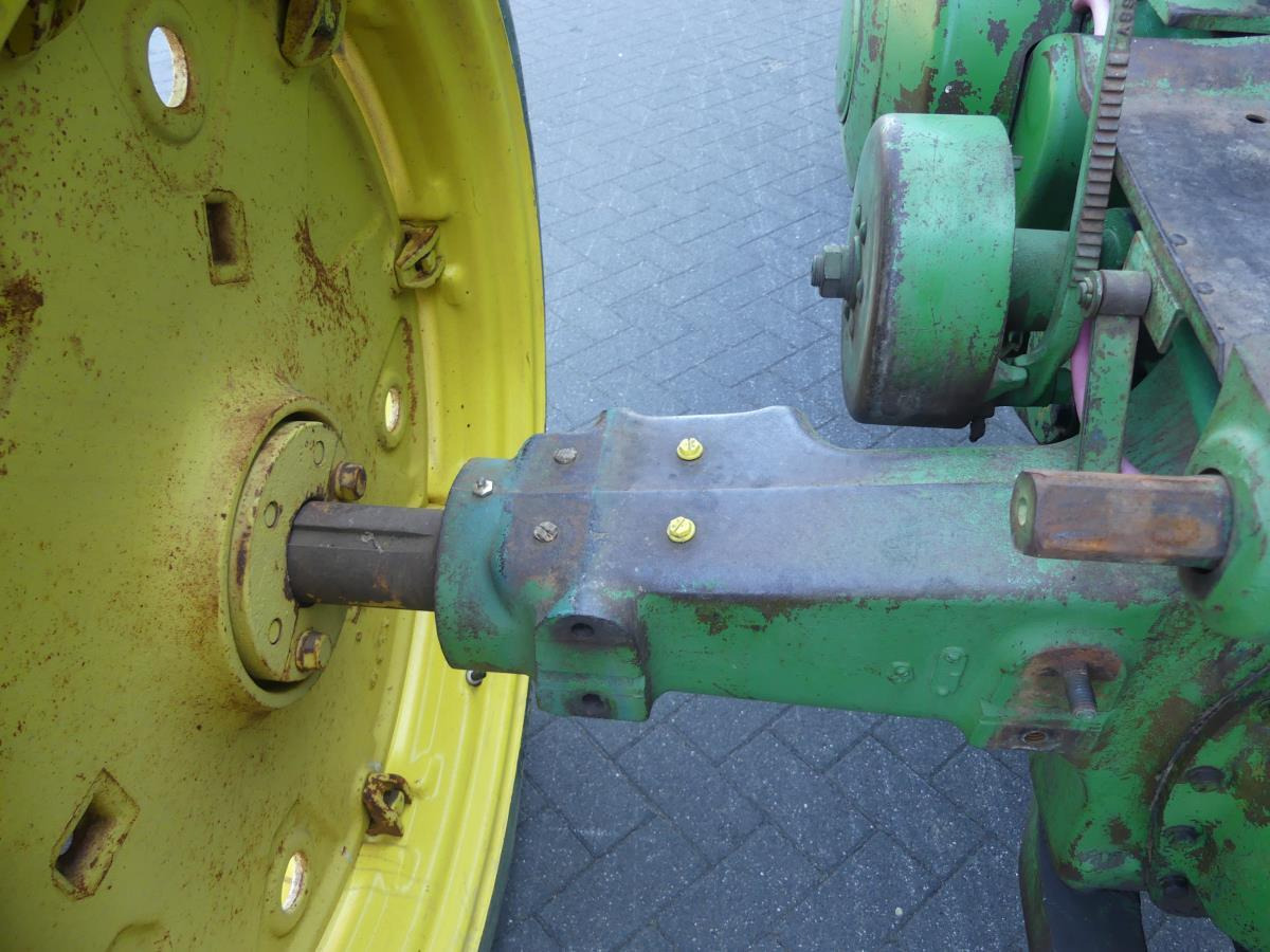 Farm tractor John-Deere 60