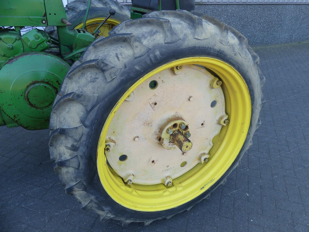 Farm tractor John-Deere 60