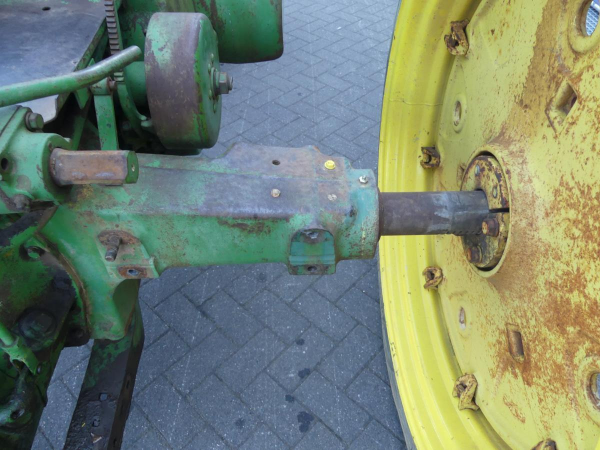 Farm tractor John-Deere 60